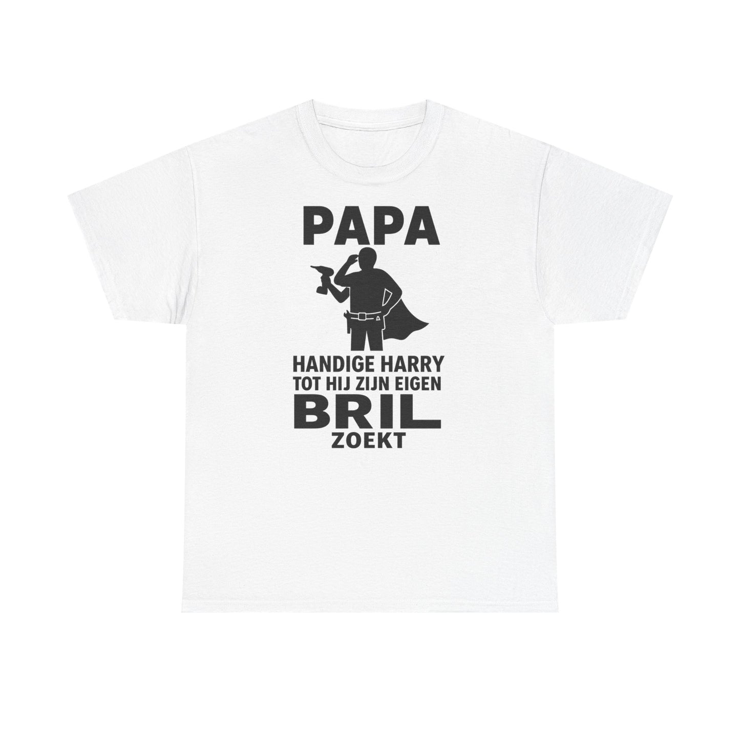 Voor de papa die álles kan maken (of dat toch denkt). Het perfecte Vaderdagcadeau voor elke handige Harry – grappig, herkenbaar en onmisbaar in zijn gereedschapslade… euh, kleerkast.