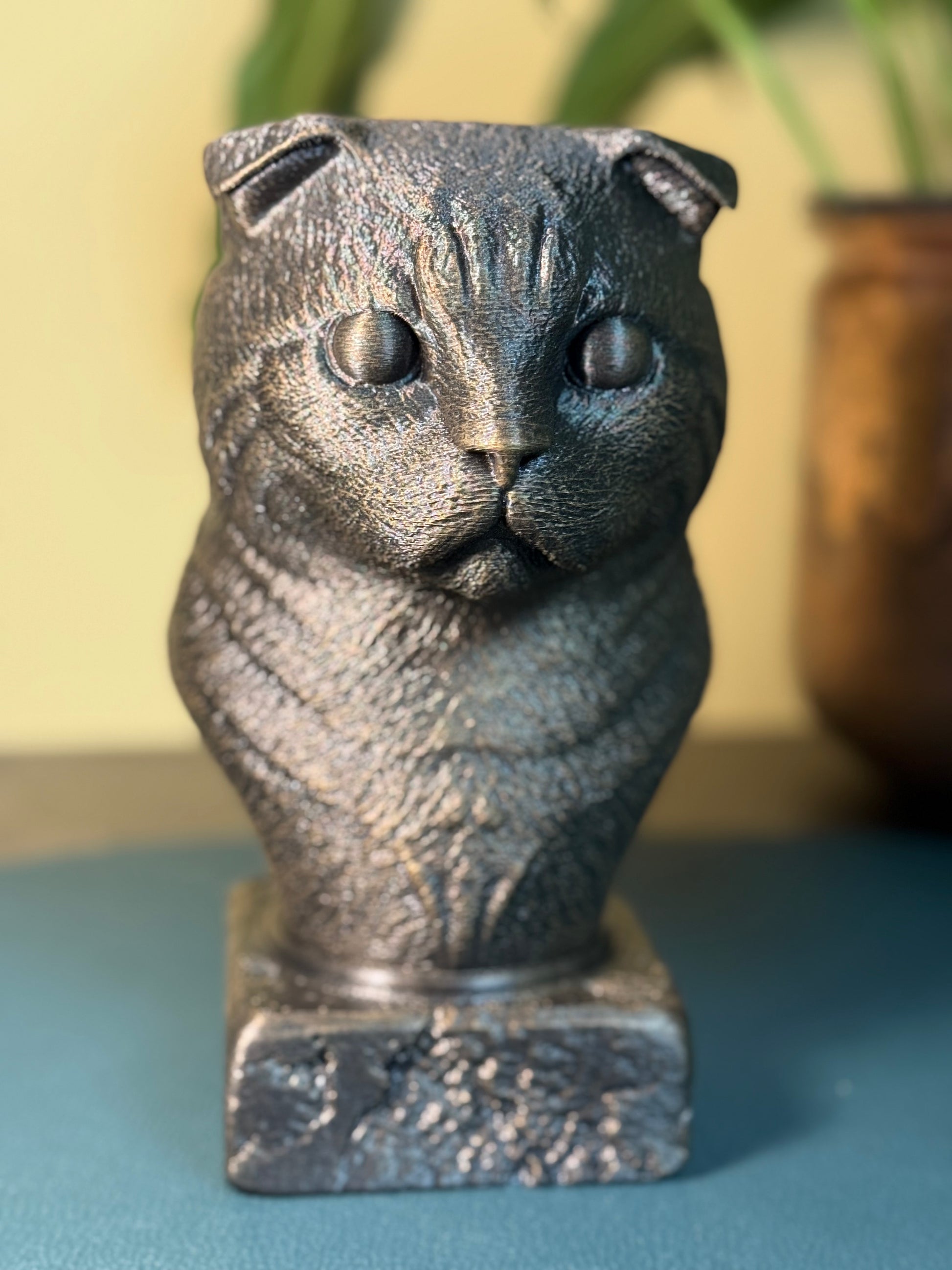 Scottish Fold Antique Bust – hand-painted 3D cat sculpture in antique black & gold, 12x14x20 cm