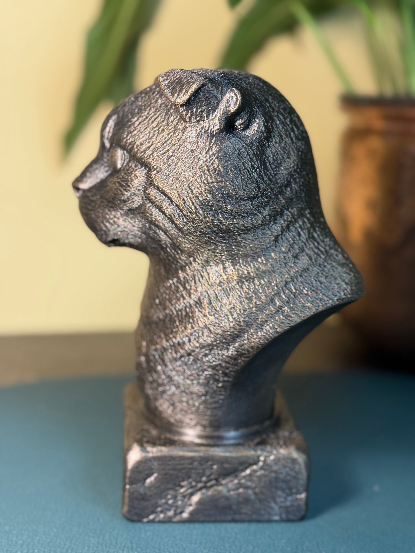 Scottish Fold Antique Bust – hand-painted 3D cat sculpture in antique black & gold, 12x14x20 cm