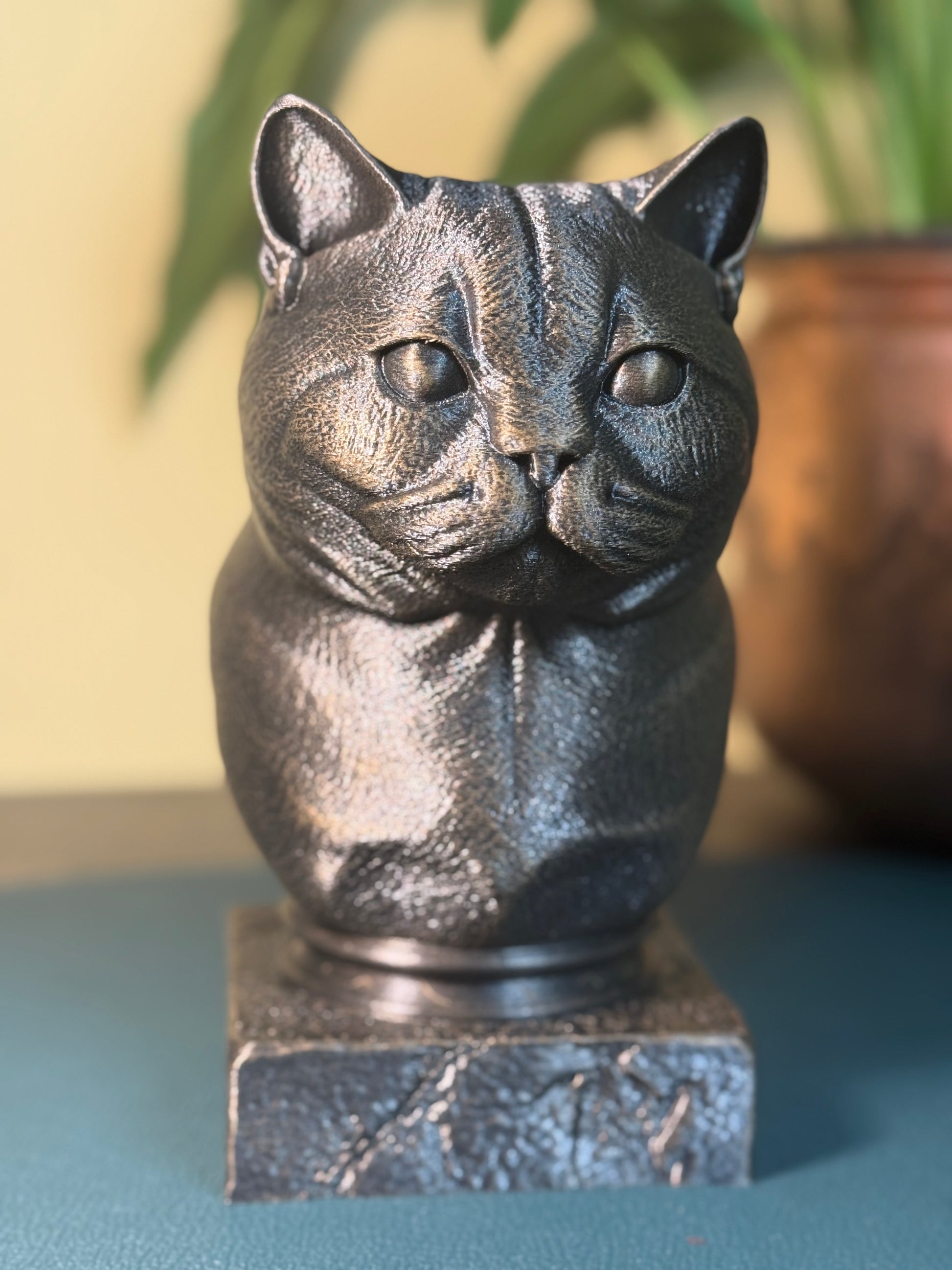 British Shorthair Antique Bust – hand-painted 3D cat sculpture in antique black & gold, 11x13x20 cm