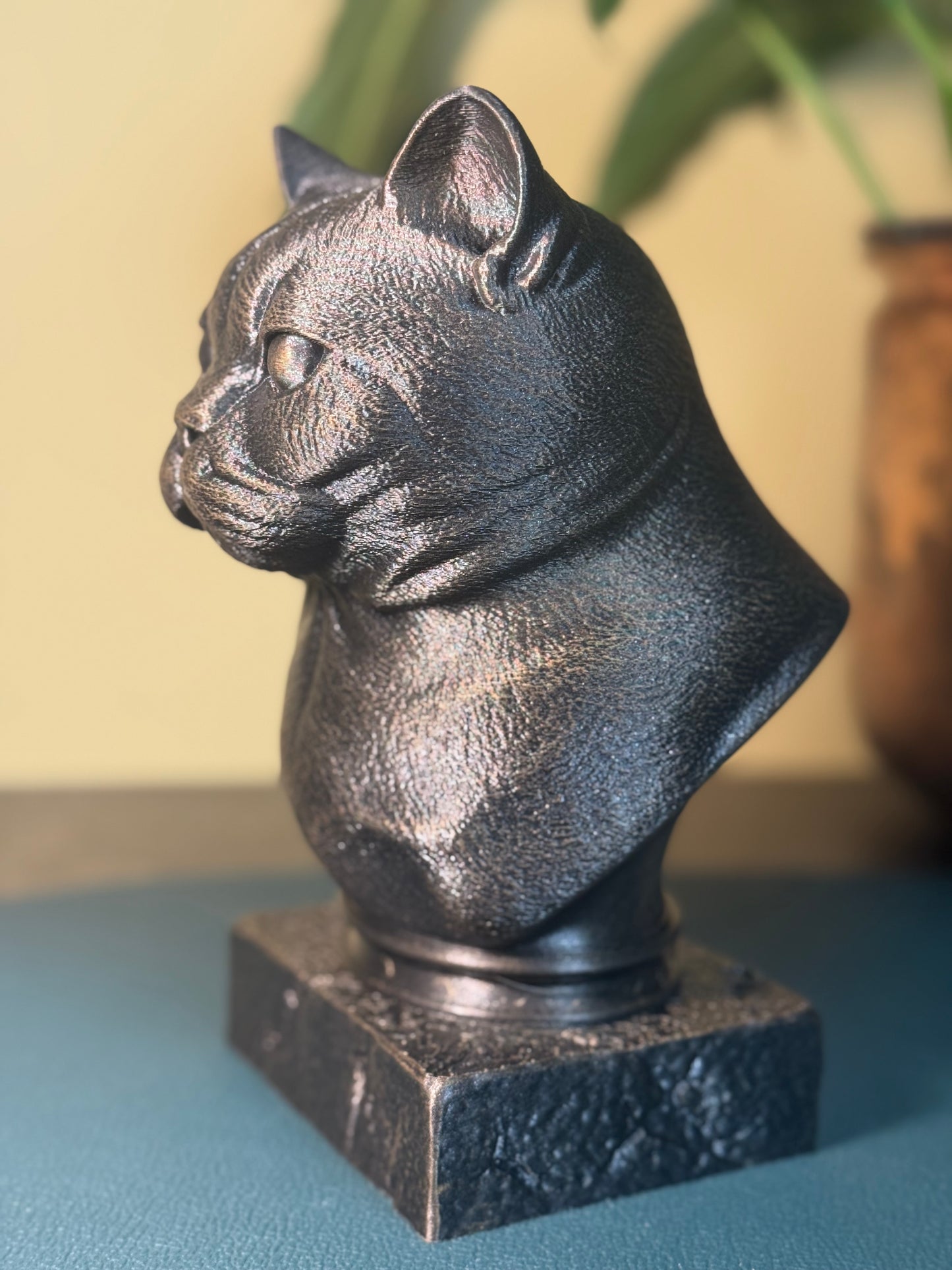 British Shorthair Antique Bust – hand-painted 3D cat sculpture in antique black & gold, 11x13x20 cm