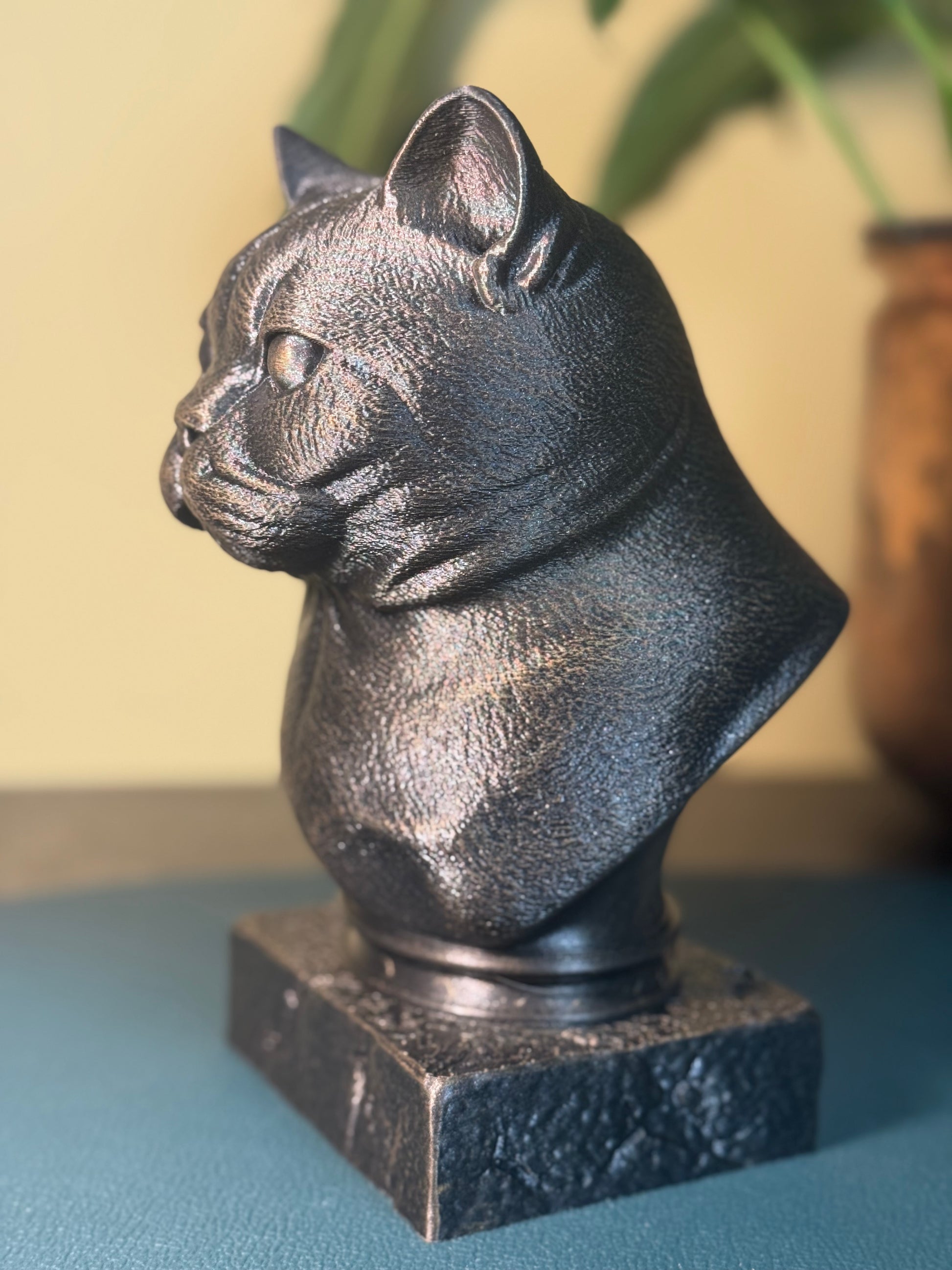 British Shorthair Antique Bust – hand-painted 3D cat sculpture in antique black & gold, 11x13x20 cm