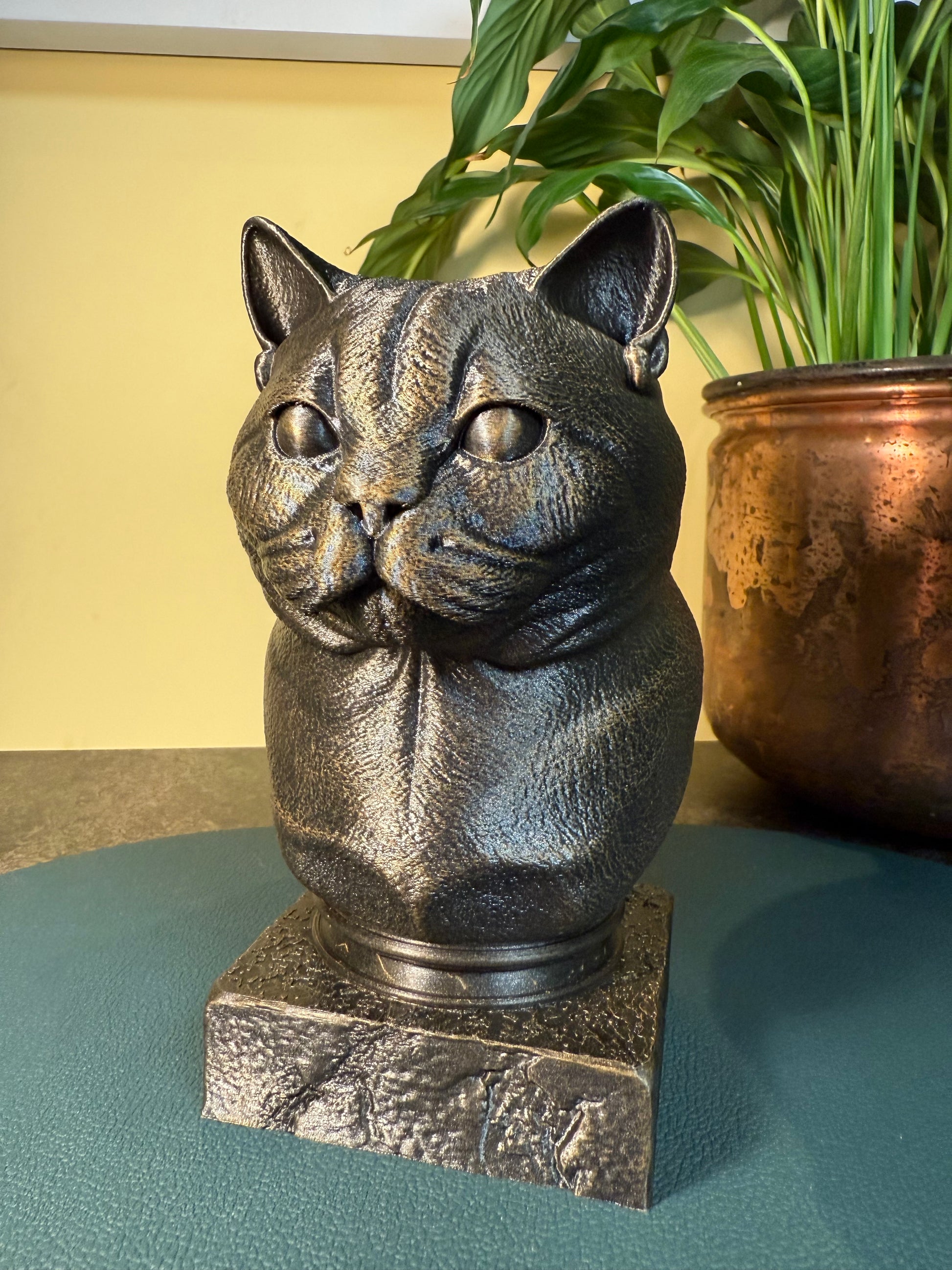 British Shorthair Antique Bust – hand-painted 3D cat sculpture in antique black & gold, 11x13x20 cm
