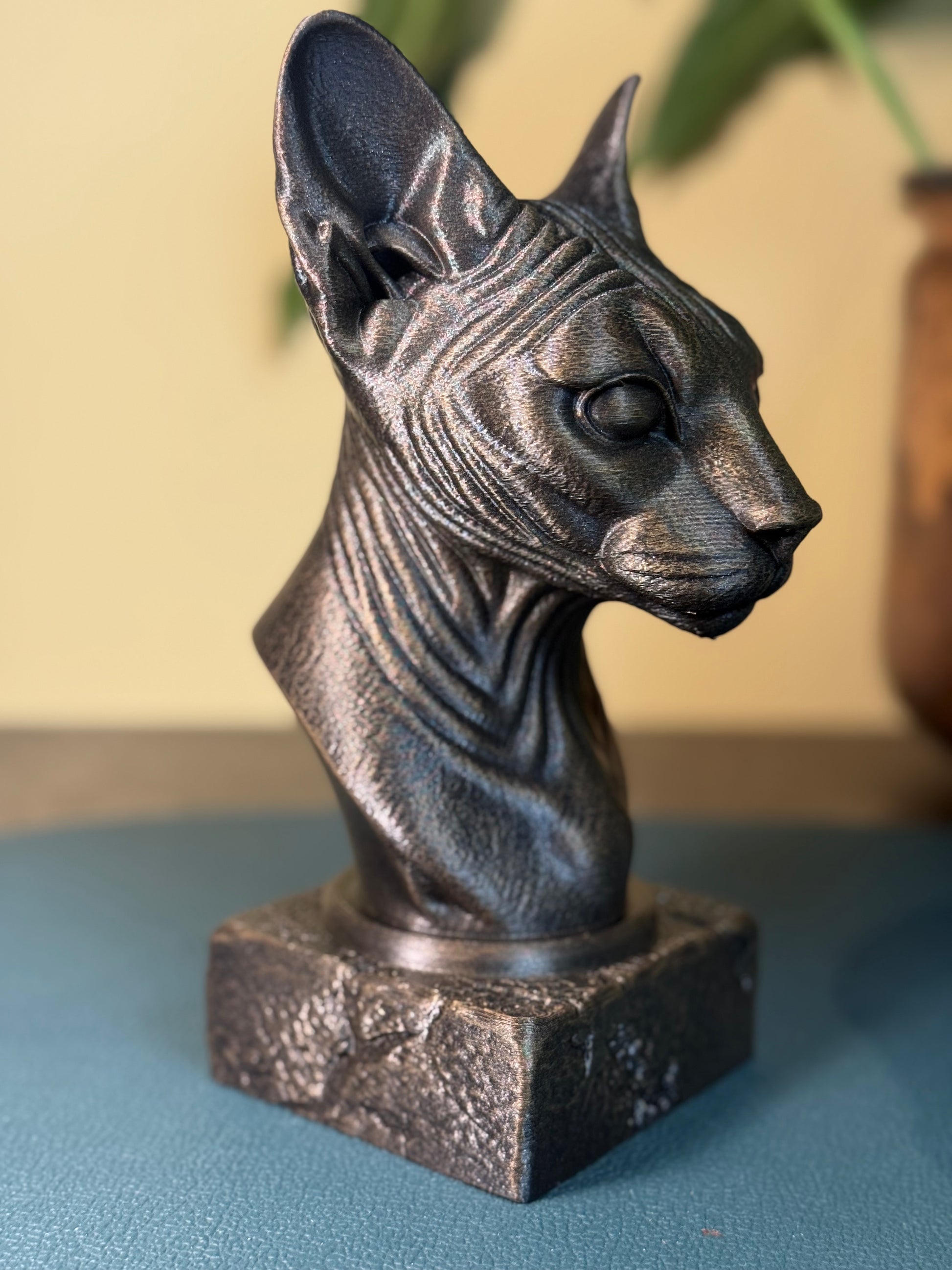 Sphynx Antique Bust – hand-painted 3D cat sculpture in antique black & gold, 10x11x20 cm