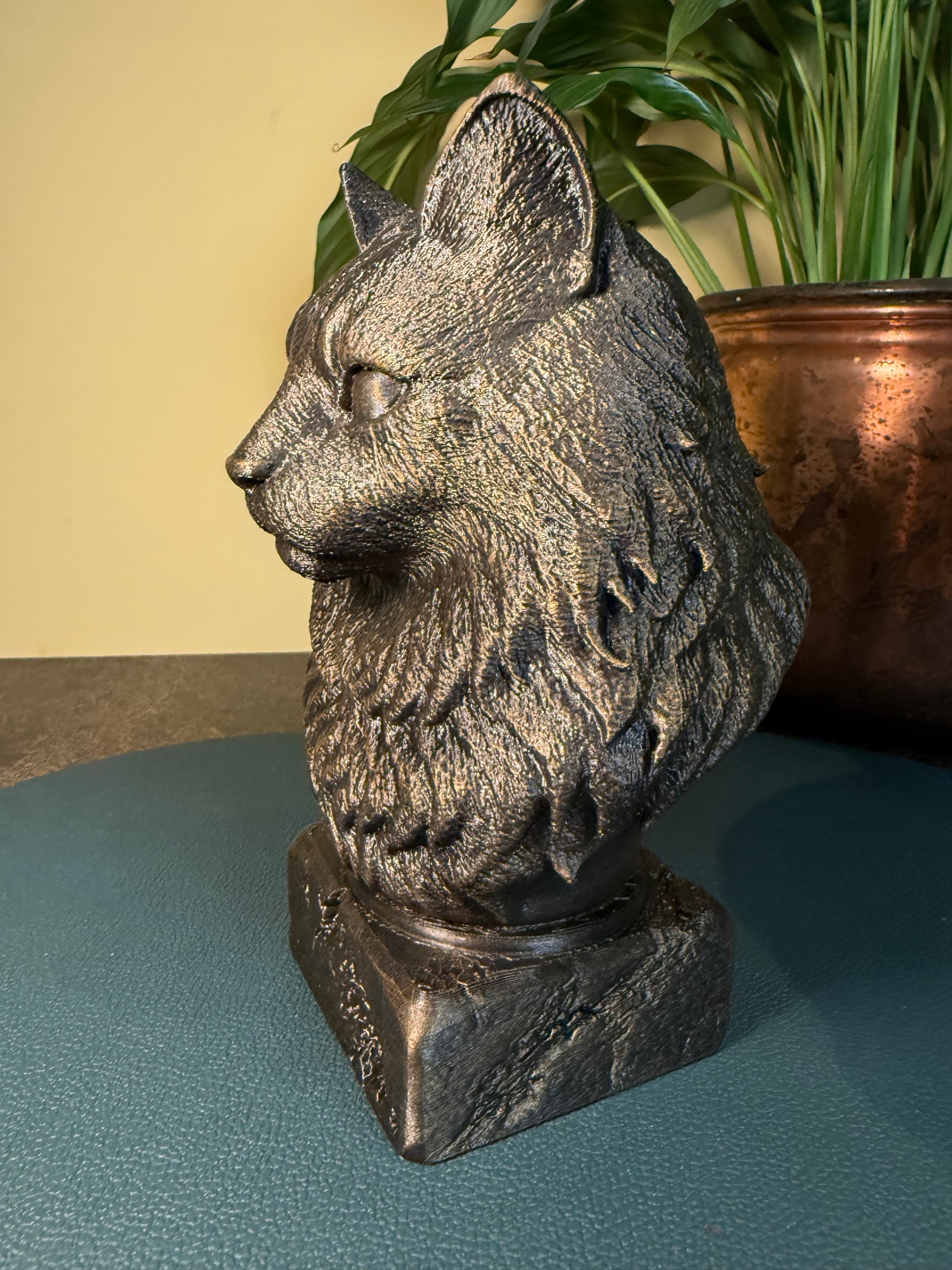 Norwegian Forest Antique Bust – hand-painted 3D cat sculpture in antique black & gold, 13x13x20 cm