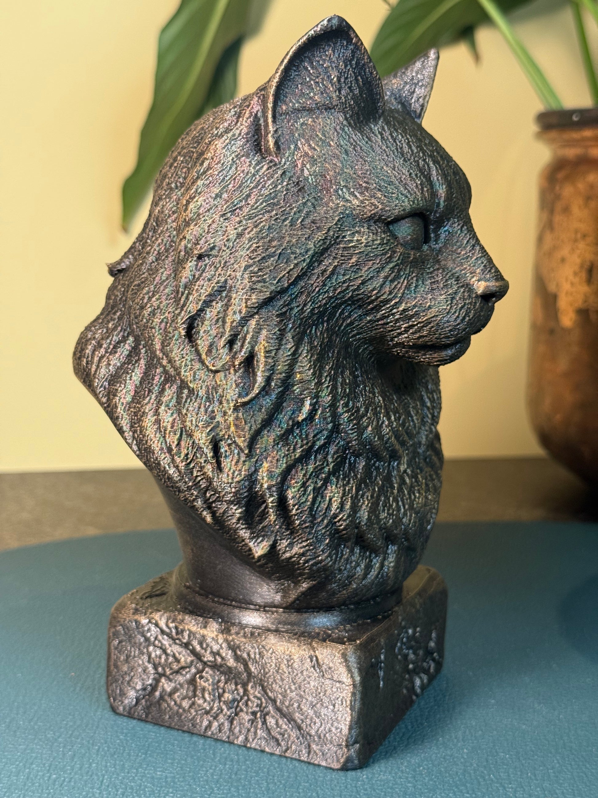 Norwegian Forest Antique Bust – hand-painted 3D cat sculpture in antique black & gold, 13x13x20 cm