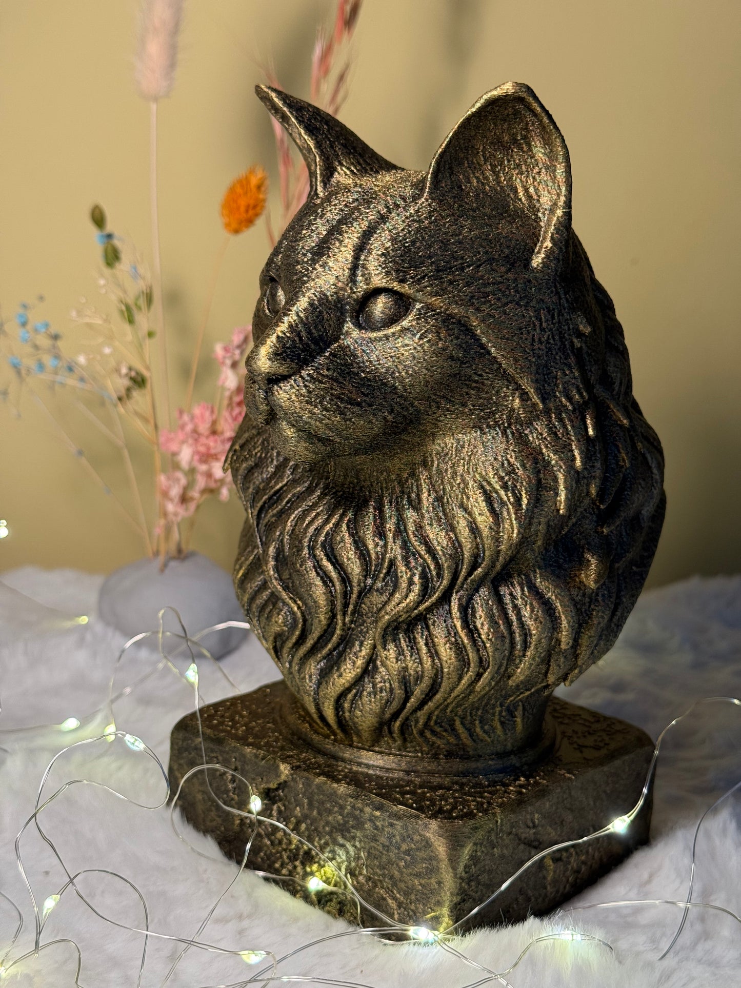 Maine Coon Antique Bust – hand-painted 3D cat sculpture in antique black & gold, 12x13x20 cm