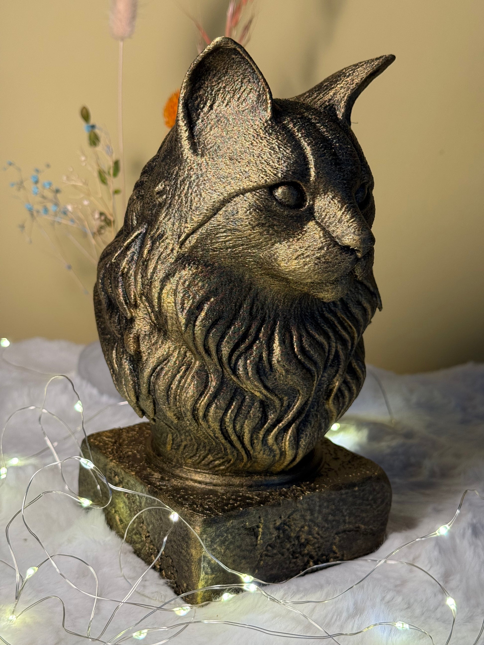 Maine Coon Antique Bust – hand-painted 3D cat sculpture in antique black & gold, 12x13x20 cm