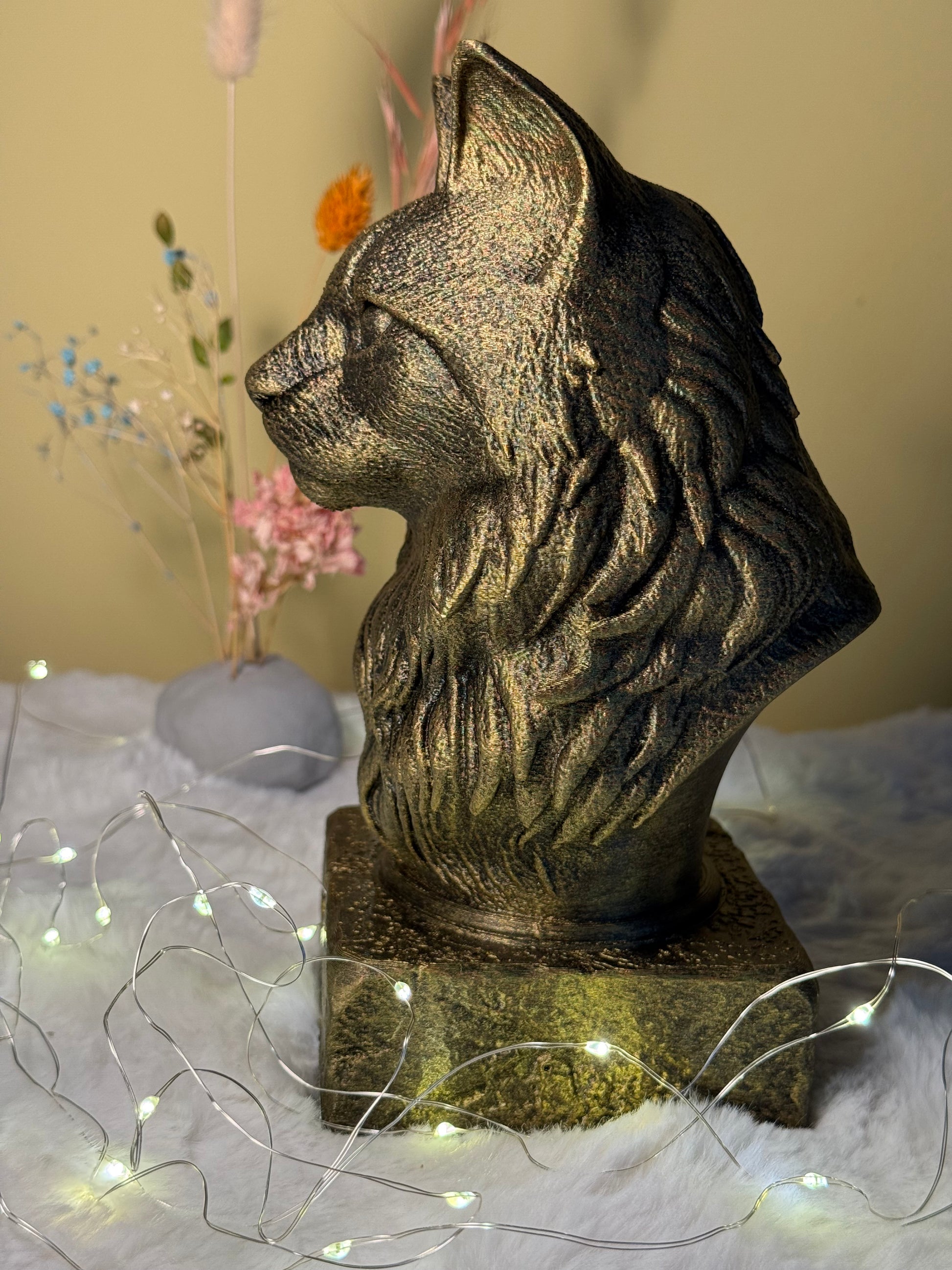 Maine Coon Antique Bust – hand-painted 3D cat sculpture in antique black & gold, 12x13x20 cm