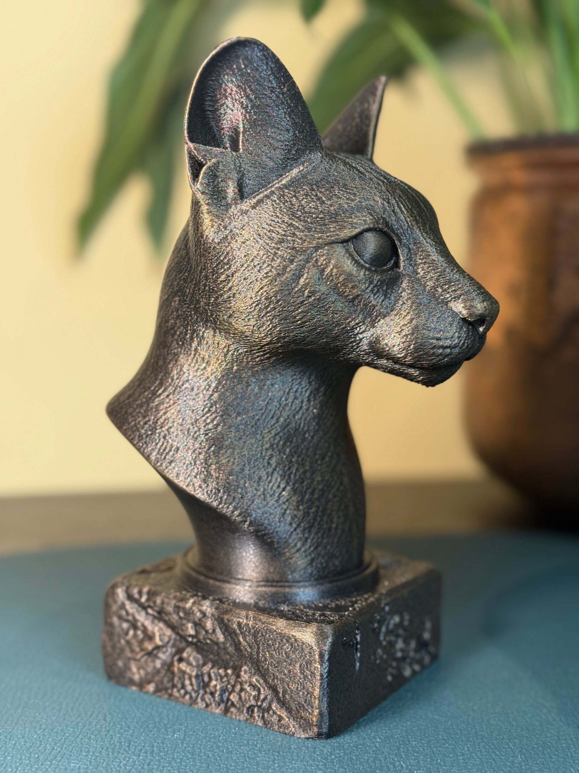 Serval Antique Bust – hand-painted 3D cat sculpture in antique black & gold, 10x13x20 cm