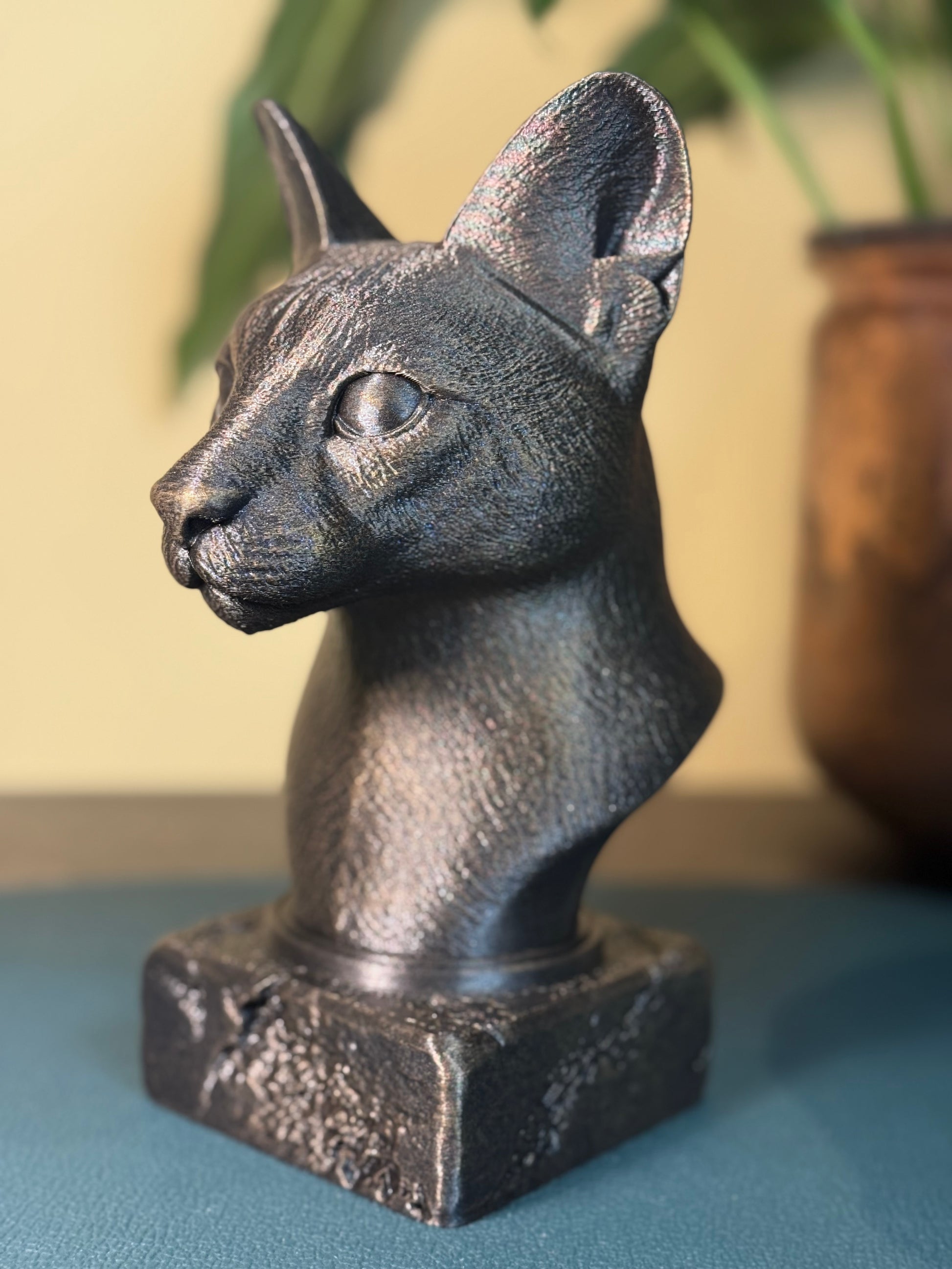 Serval Antique Bust – hand-painted 3D cat sculpture in antique black & gold, 10x13x20 cm