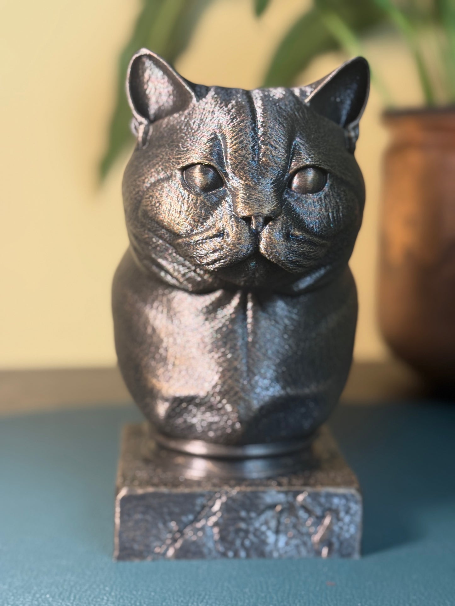 British Shorthair Antique Bust – hand-painted 3D cat sculpture in antique black & gold, 11x13x20 cm