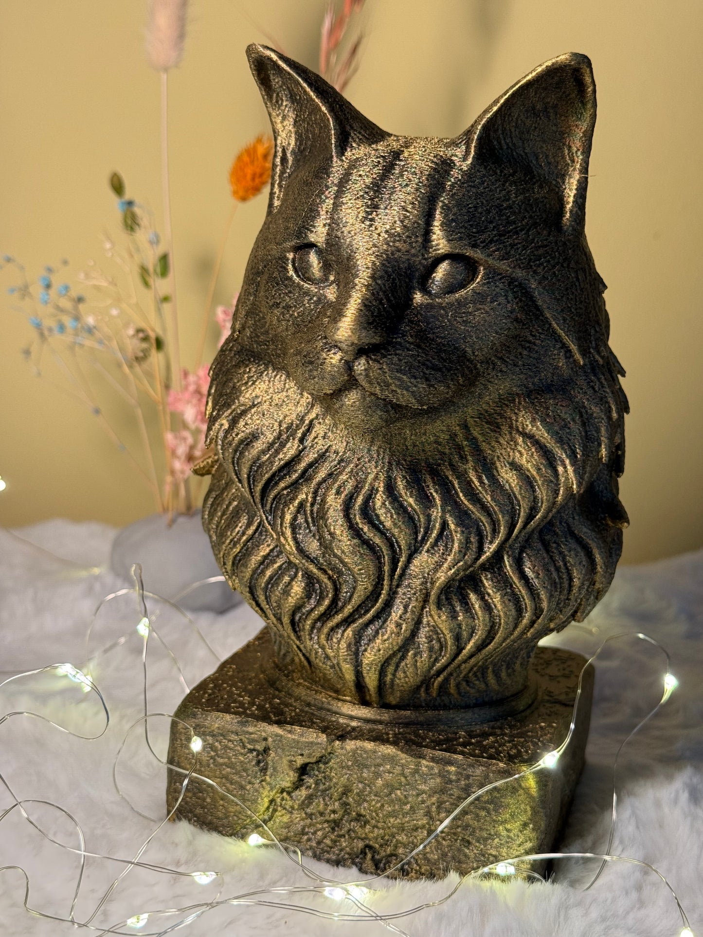 Maine Coon Antique Bust – hand-painted 3D cat sculpture in antique black & gold, 12x13x20 cm