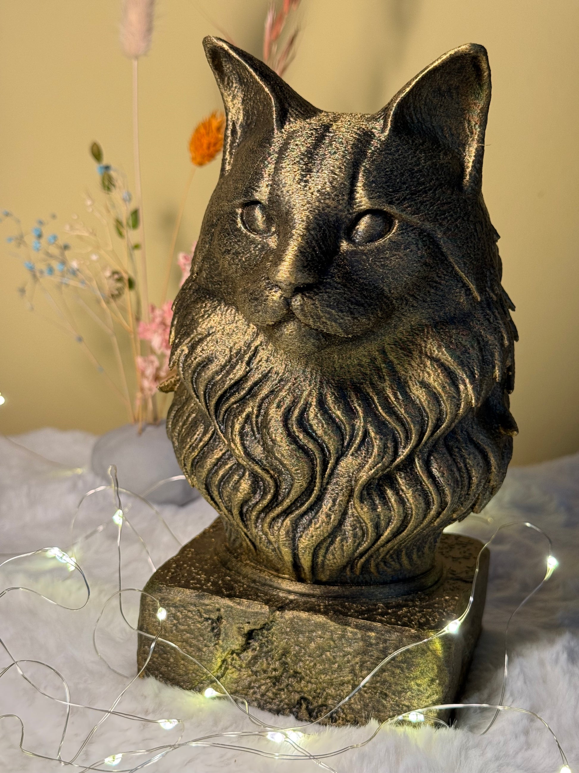 Maine Coon Antique Bust – hand-painted 3D cat sculpture in antique black & gold, 12x13x20 cm
