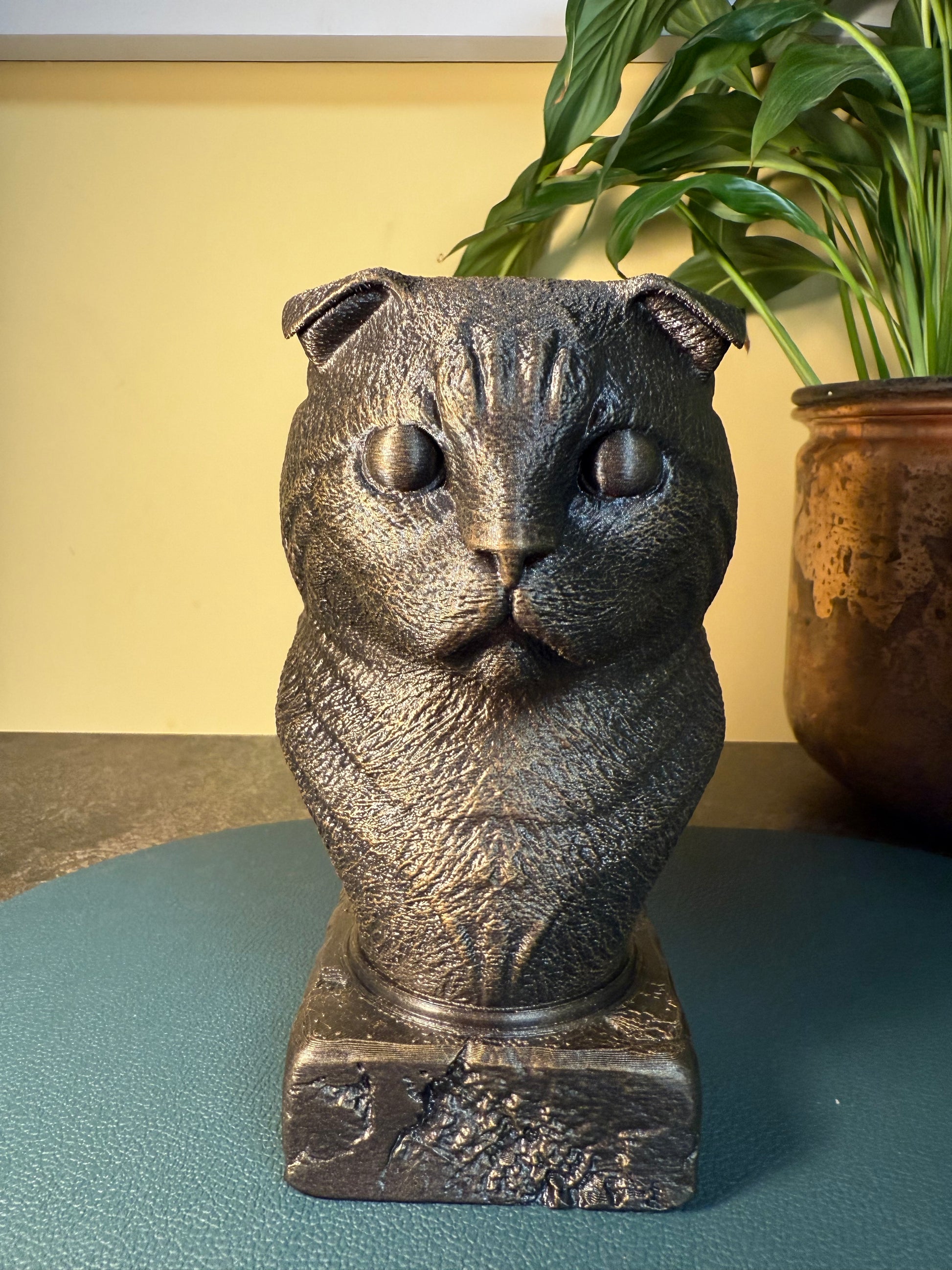 Scottish Fold Antique Bust – hand-painted 3D cat sculpture in antique black & gold, 12x14x20 cm